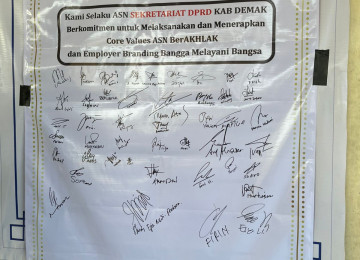 ASN Sekretariat DPRD Kabupaten Demak Tanda Tangan Komitmen Penerapan Core Values BerAKHLAK